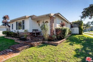 6322 W 79th St in Los Angeles, CA - Building Photo