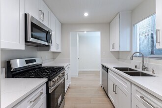 1011 E California Ave in Glendale, CA - Building Photo - Building Photo