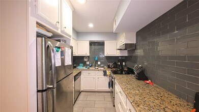 2700 Bellefontaine, Unit A25 in Houston, TX - Building Photo - Building Photo