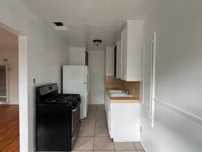 873 N Hoover St, Unit 873 1-2 in Los Angeles, CA - Foto de edificio - Building Photo