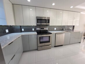 112 Royal Pk Dr in Oakland Park, FL - Building Photo - Building Photo