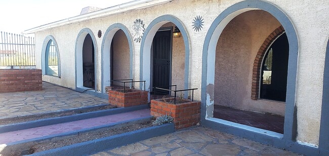 property at 1040 N Lyons Ave