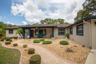 12802 N 53rd St in Tampa, FL - Foto de edificio - Building Photo