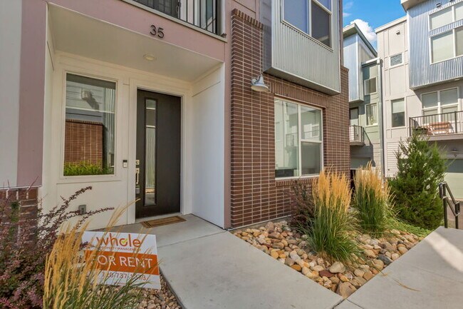 8711 E Hampden Ave in Denver, CO - Building Photo - Building Photo