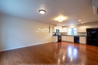 7720 SE Washington St in Portland, OR - Building Photo - Building Photo