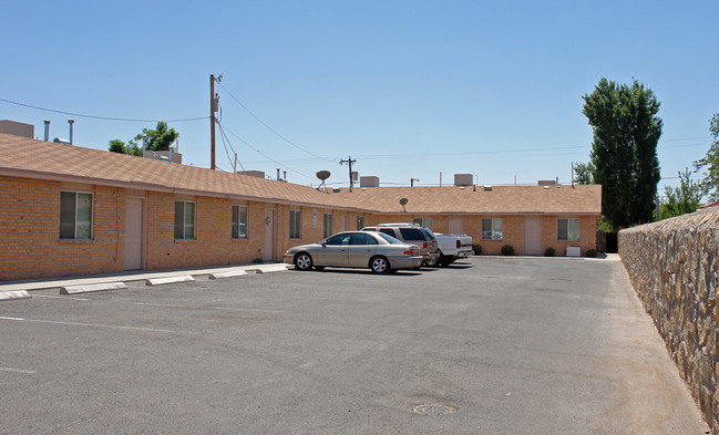 7142 Dale Rd in El Paso, TX - Foto de edificio - Building Photo