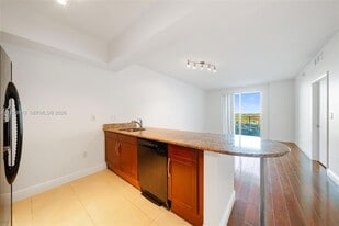 7280 SW 90th St, Unit 605 in Miami, FL - Building Photo