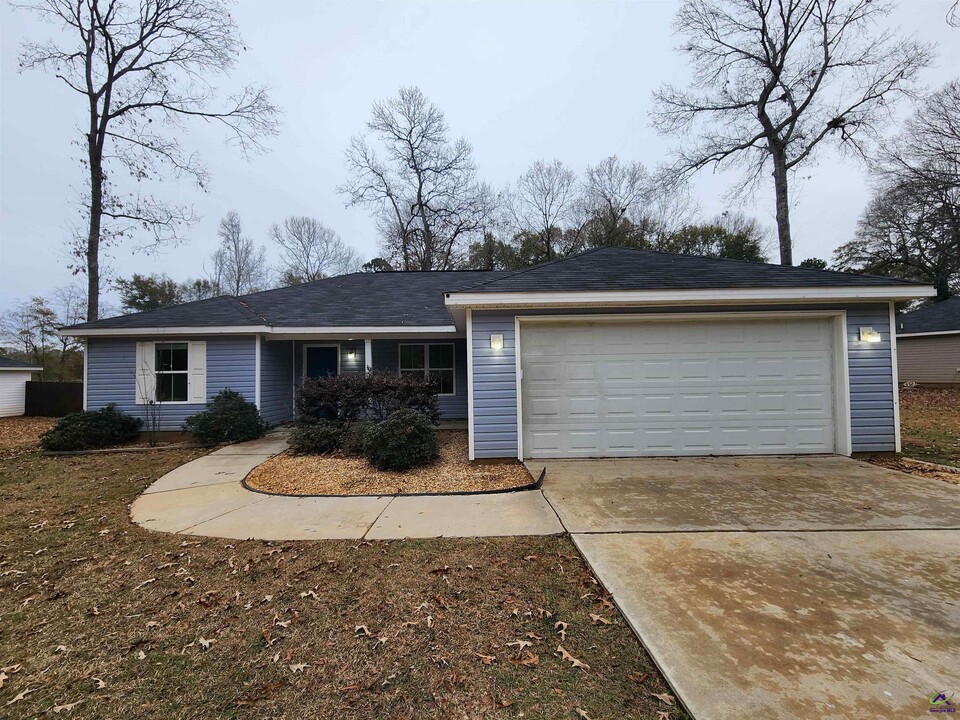 223 Addison Ln in Perry, GA - Building Photo