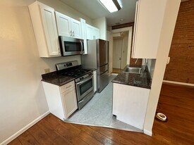 10 W Hollister St in Cincinnati, OH - Building Photo