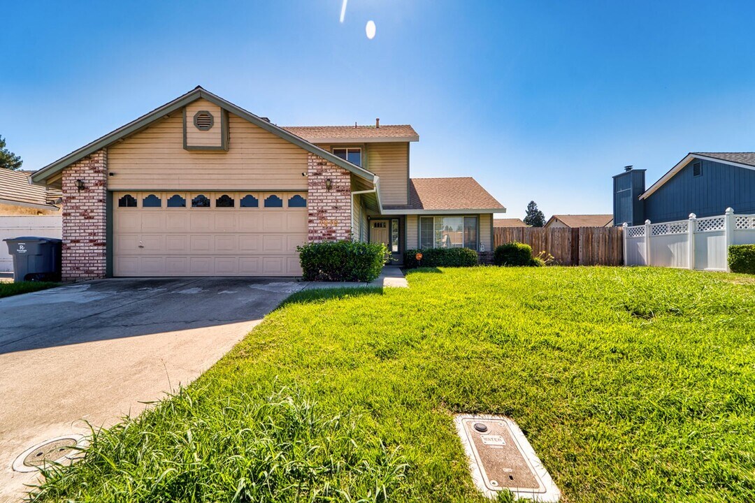 1910 Pebble Beach Dr in Yuba City, CA - Building Photo