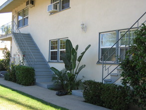 4975 Kester Ave in Sherman Oaks, CA - Foto de edificio - Building Photo