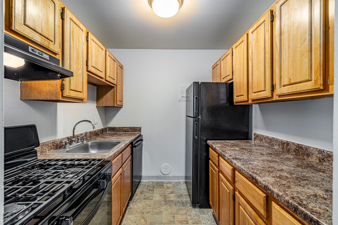 Six Trails Apartments - Saline, MI in Saline, MI - Building Photo