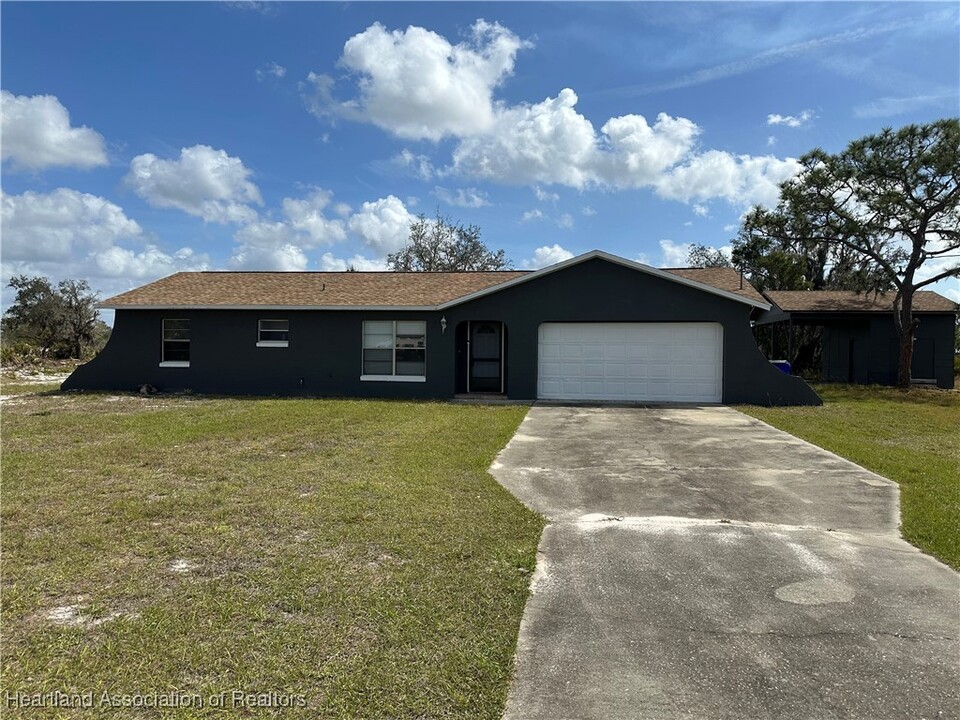 614 N Riverdale Rd in Avon Park, FL - Building Photo