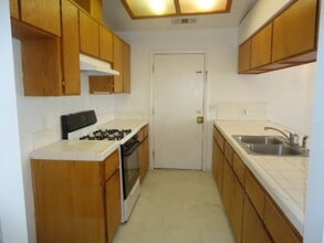 1986 W Roby Ave in Porterville, CA - Building Photo - Building Photo