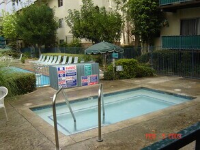 5460 White Oak Ave, Unit K208 in Encino, CA - Foto de edificio - Building Photo