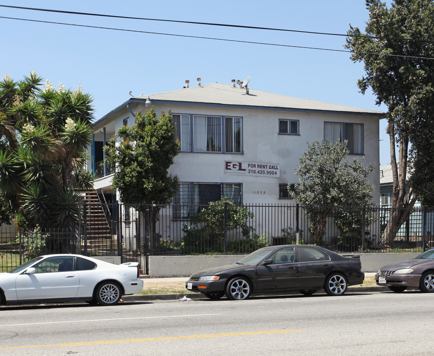 11909 S Figueroa St in Los Angeles, CA - Building Photo