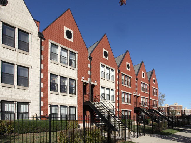 738-746 E Bowen Ave in Chicago, IL - Building Photo - Building Photo