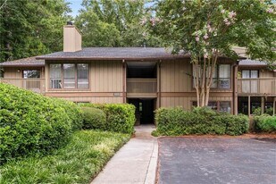 1004 Dunbar Dr in Dunwoody, GA - Building Photo