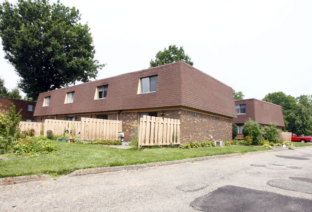 Meadowbrook Townhomes in North Canton, OH - Building Photo