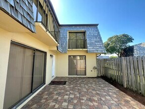 208 Lake Arbor Dr in Palm Springs, FL - Building Photo - Building Photo