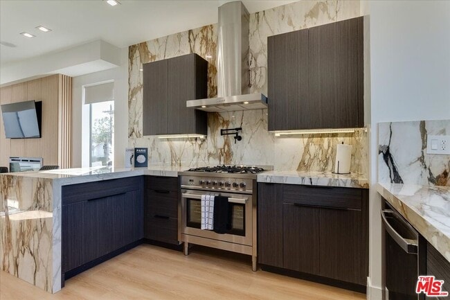 2034 S Curson Ave in Los Angeles, CA - Building Photo - Building Photo