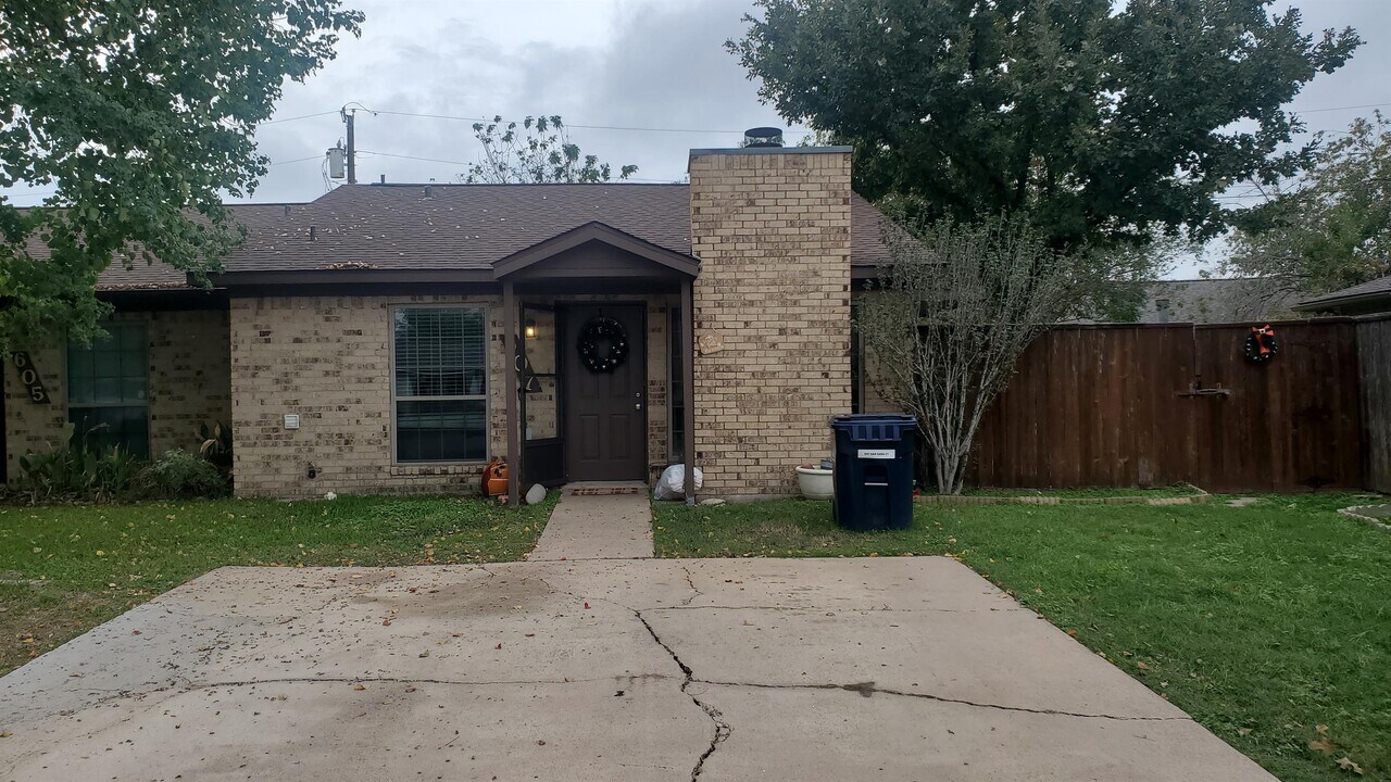 607 San Saba Ct, Unit 1 in College Station, TX - Building Photo