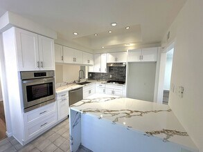 7039 Rubio Ave in Los Angeles, CA - Building Photo - Building Photo