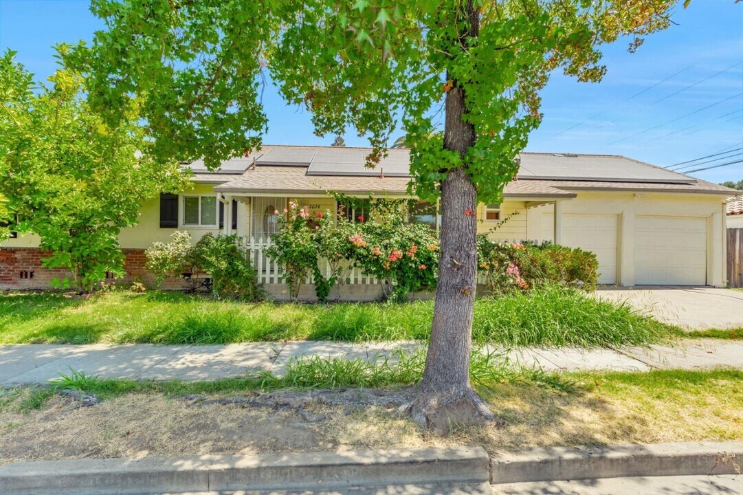 2624 N Center St in Stockton, CA - Building Photo
