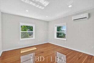 4938 SE Foster Rd in Portland, OR - Building Photo