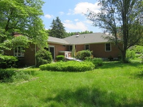 30 Holmes Cir in Farmington, CT - Building Photo - Building Photo