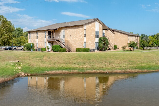 Reflections at Stillwater in Stillwater, OK - Foto de edificio - Building Photo