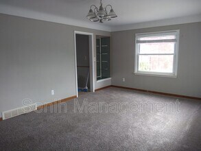 8561 Lochdale St in Dearborn Heights, MI - Foto de edificio - Building Photo