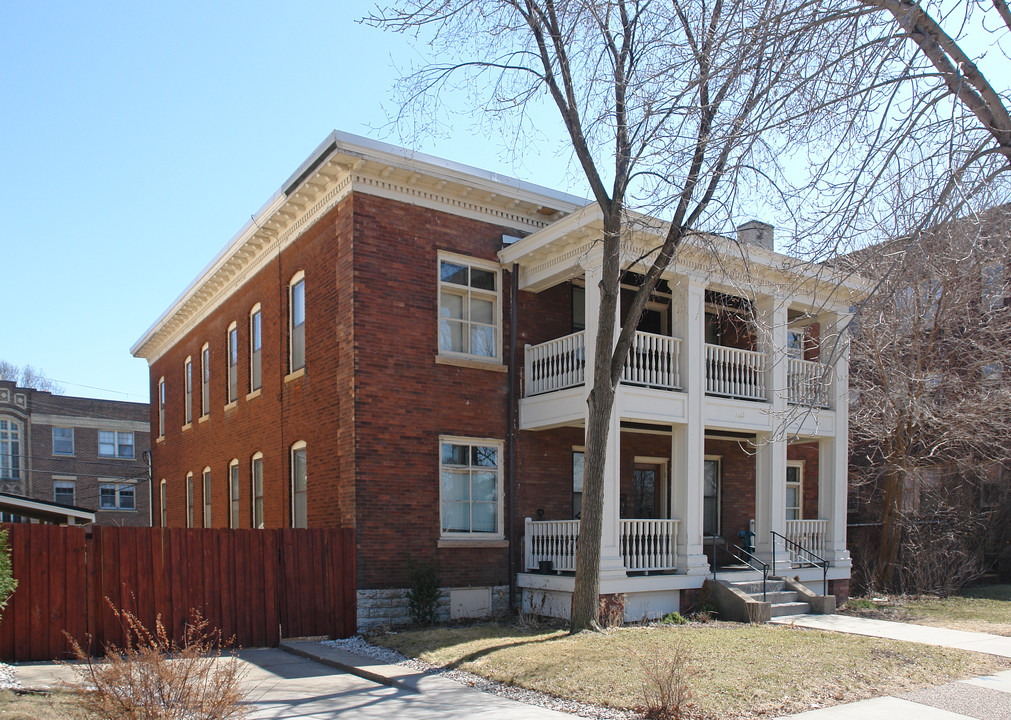 2621 Hennepin Ave in Minneapolis, MN - Building Photo