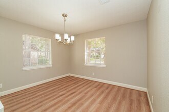 8010 Oak Moss Dr in Spring, TX - Foto de edificio - Building Photo