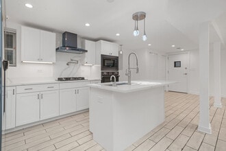 2203 W Giddings St, Unit Garden in Chicago, IL - Building Photo - Building Photo