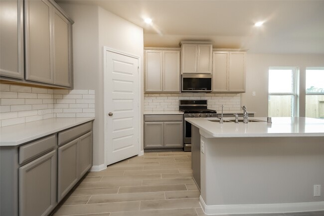 property at 610 Ellwood Terrace Ln