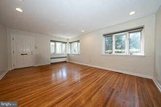 1457 Manoa Rd in Penn Wynne, PA - Foto de edificio - Building Photo