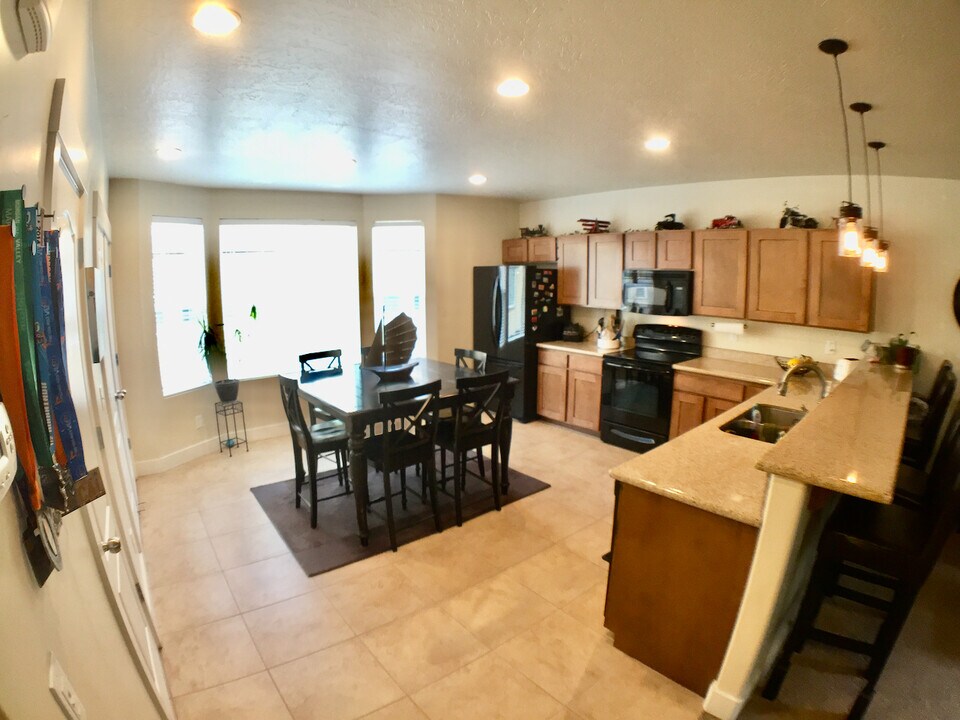 176 W Barry Links Way in South Salt Lake, UT - Building Photo