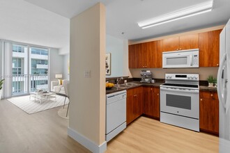 115 SW 11th St, Unit 707 in Miami, FL - Building Photo - Building Photo