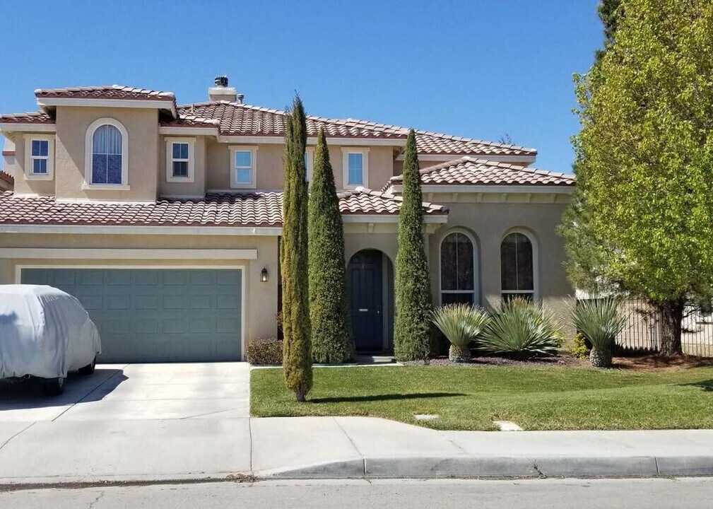 43891 42nd St W in Lancaster, CA - Foto de edificio