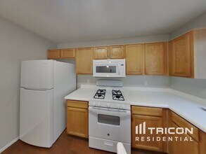 8566 W Denton Ln in Glendale, AZ - Foto de edificio - Building Photo