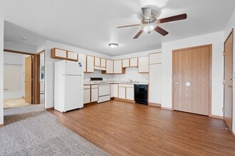 Stoneridge Apartments in Beaver Dam, WI - Foto de edificio - Building Photo