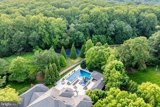 860 Nicholas Run Dr in Great Falls, VA - Building Photo - Building Photo