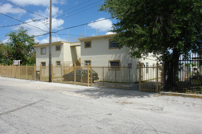 685 NE 85th St in Miami, FL - Foto de edificio - Building Photo