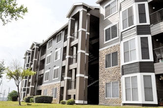 2425 E Riverside Dr in Austin, TX - Foto de edificio - Building Photo