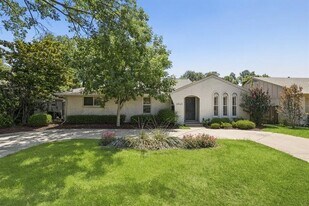 6820 E Mockingbird Ln in Dallas, TX - Building Photo