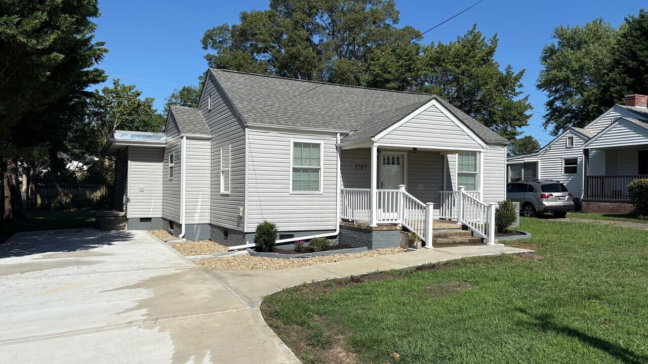 1747 N Wright Rd in Alcoa, TN - Building Photo