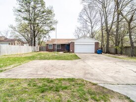 2714 E Central Ave in Bentonville, AR - Building Photo