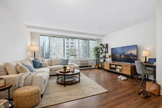 211 E Ohio St, Unit T01 in Chicago, IL - Foto de edificio - Building Photo