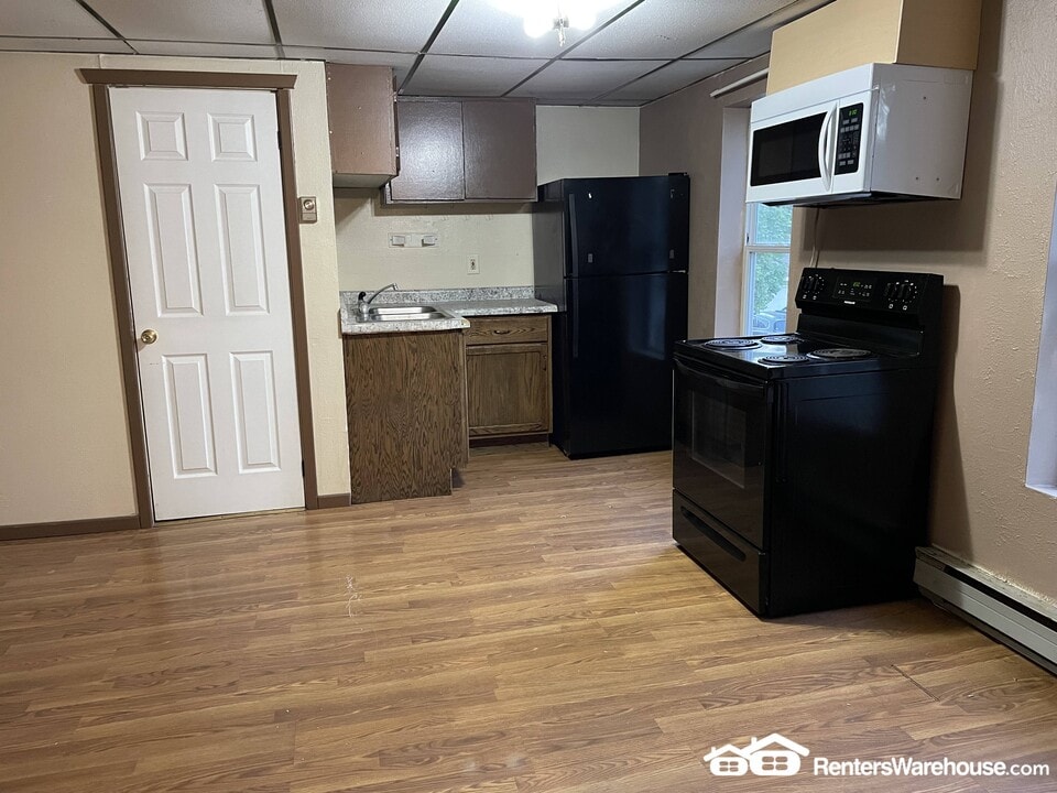 216 1/2 E Slocumb St in Rice Lake, WI - Foto de edificio